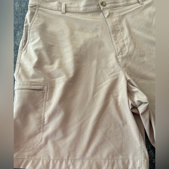 🔥⛳️Chaps golf shorts size 42 tan cargo style. Like new with stretch! - Picture 7 of 8